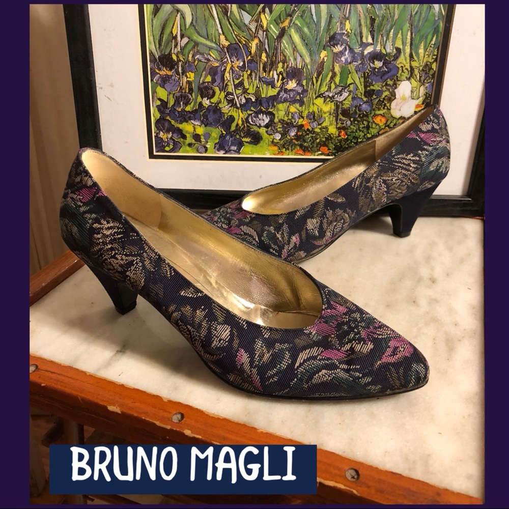 SALE💕7-BRUNO MAGLI NAVY /FLORAL TAPESTRY PUMPS